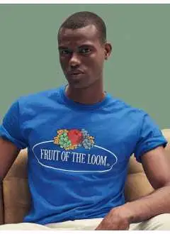 100% cotone. T-shirt dal taglio classico con logo sul petto, maniche corte girocollo in costina cot./lycra con cucitura a doppio ago, nastro di rinforzo alle spalle, struttura con busto tubolare. Lavabile a 60°C. Col. 94: 97% cot. 3% pol. Confezione: capo piegato con cartoncino ed imbustato, cartellino Fruit of The Loom.