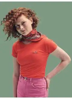 100% cotone. T-shirt con logo lato cuore, vestibilità slim fit, girocollo in costina 1x1, struttura con cuciture laterali, etichetta strappabile. Confezione: capo piegato con cartoncino ed imbustato, cartellino Fruit of The Loom.