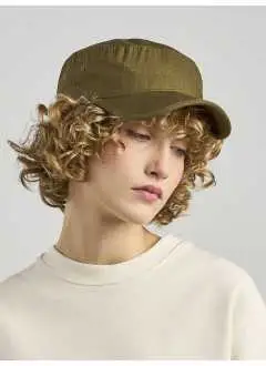 Tela: 80% cotone organico 20% cotone riciclato - Interno: 100% poliestere riciclato. Cappello stile 