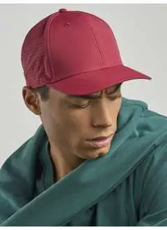 100% Nylon. Cappellino a 6 pannelli con corona traforata e fascia in tessuto 3D che lo rendono fresco e asciutto. Visiera precurvata, occhielli ricamati, 6 cuciture sulla visiera, chiusura in PVC, etichetta removibile.