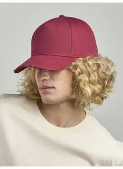 100% cotone chino. Cappellino a 5 pannelli con occhielli ricamati, visiera pre-curvata, pannello frontale rinforzato, parasudore in cotone, chiusura con fibbia in metallo, etichetta removibile, taglia unica.