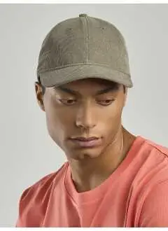 100% velluto a coste di poliestere riciclato. Cappello da baseball destrutturato a 6 pannelli in velluto a coste di poliestere riciclato 21 wales con visiera media e chiusura con fibbia in metallo con foro in metallo, occhielli cuciti, etichetta removibile. Look vintage e calda sensazione al tatto. Vecchio codice: ATCREEP