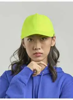 100% polyester. Casquette non structurée à 6 panneaux, visière semi courbée, oeillets surpiqués, fermeture par velcro de haute qualité, 6 coutures sur la visière. Étiquette amovible.