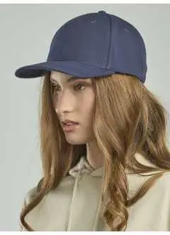 78% cotone 22% poliestere. Cappellino a 6 pannelli con occhielli ricamati, pannello frontale rinforzato, visiera pre-curvata, adesivo sulla visiera, parasudore in poliestere, chiusura in pvc, etichetta strappabile, taglia unica.