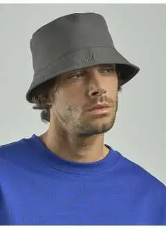 Esterno 100% nylon reciclato, Interno 100% poliestere riciclato. Cappello invernale modello pescatore, in nylon riciclato impermeabile per la parte esterna e pile per la parte interna. Etichetta removibile.