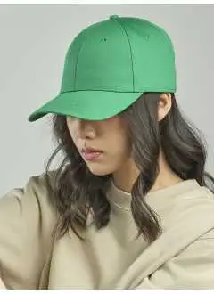 100% cotone. Cappellino a 6 pannelli con visiera ricurva, occhielli ricamati, 8 cuciture sulla visiera, etichetta strappabile, taglia unica.