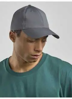 97% poliestere riciclato 3% Elastane. Cappello casual all-around in poliestere riciclato ed elastan, a sei pannelli, mid visor, impermeabile e con chiusura HQ con velcro e fibbia, etichetta removibile.