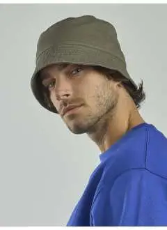 60% poliestere riciclato certificato 40% cotone twill. Cappello modello pescatore con tesa corta e spiovente. Modello ripiegabile e tascabile. Due occhielli sul retro per una maggiore ventilazione. Etichetta removibile.