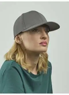95% poliestere riciclato, 5% elastan. Cappellino a 6 pannelli in poliestere riciclato, visiera precurvata e occhielli ricamati, 6 cuciture sulla visiera, etichetta removibile.