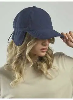 100% poliestere riciclato. Cappello 6 pannelli in pile riciclato, con paraorecchie, mid visor, chiusura regolabile con elastico e fermo, etichetta removibile.