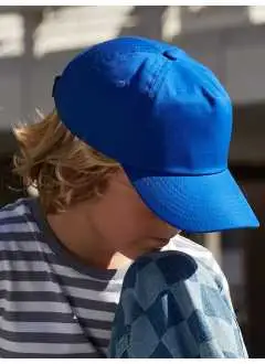 100% coton twill. Casquette enfant à 5 panneaux, étiquette déchirable, visière pré-courbée, œillets de ventilation cousus, fermeture velcro, taille unique.