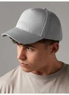 100% algodón twill. Gorra 5 paneles, cierre con velcro, talla única. Etiqueta extraíble.