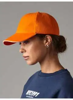 100% algodón peinado. Gorra de 6 paneles,  visera  pre-curvada con el sandwich con colores contrastantes, paneles frontales estructurados, cierre de hebilla y ojal de satén, etiqueta extraíble, talla única.
