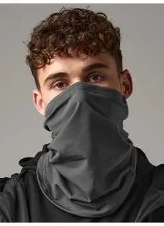 85% Poliestere, 15% Elastan. Scaldacollo in softshell traspirante. Etichetta removibile per cambiare più facilmente il marchio. Antivento, leggero e ad asciugatura rapida. Cordino elastico con chiusura, design sagomato, cuciture piatte per maggiore confort.