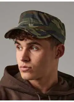 Twill 100% coton. Casquette avec fermeture et réglage par velcro, taille unique. Étiquette amovible.
