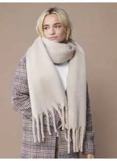 100% Polyester Recyclé. Écharpe avec une touche de luxe soft-touch. La coupe oversize ajoute de la personnalité au produit. Il est livré avec une étiquette TearAway pour un look propre et personnalisable. Parfait pour ceux qui recherchent un accessoire durable et tendance.