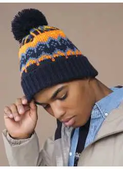 56% poliéster reciclado 44% acrílico. Gorro que garantiza calidez y confort incluso en los días más fríos. La práctica solapa también lo hace ideal para personalizaciones y decoraciones. Completo con etiqueta extraíble.