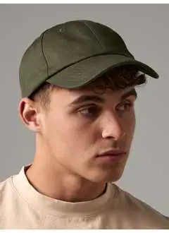 100% cotone twill. Cappellino a 6 pannelli con visiera pre-curvata, pannelli frontali strutturati, etichetta facilmente rimovibile, occhielli di ventilazione cuciti, chiusura con fibbia e occhiello satinato, taglia unica.