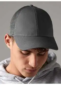 Panneau avant et visière 100% Coton Biologique. Panneaux arrières en maille filet 100% Polyester. Étiquette détachable TearAway, facile à ré-étiqueter, 6 panneaux, panneaux frontaux structurés, visière préformée, dispositif de réglage à l'arrière.