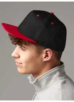 100% coton twill. Casquette 5 panneaux à visière plate. Oillets, bouton et visière avec détails contrastés. Fermeture réglable snapback.