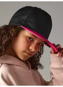 100% coton twill. Casquette enfant 5 panneaux bicolore, visière plate et panneau avant renforcé. Fermeture réglable snapback.