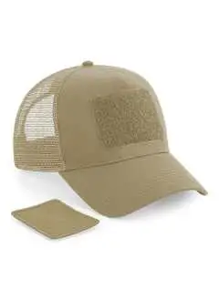 100% Algodón en Panel Frontal y Visera. Paneles traseros de malla 100% poliéster. Etiqueta desmontable TearAway para cambiar la marca con mayor facilidad, diseño de 5 paneles, visera precurvada, parches intercambiables de Rip-Strip para decorar, cierre retro snapback regulable a presión.