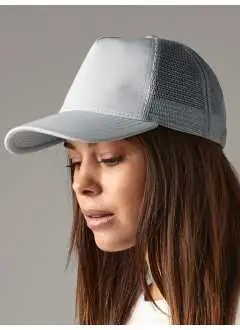 Panneaux avant et visière: 96% polyester, 4% élasthanne. Panneaux arrières: 100% polyester. 100% polyester. Casquette à 5 panneaux, visière préformée, panneaux frontaux structurés. Fermeture réglable snapback.