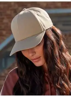 85 % poliéster 15 % algodón. Gorra diseño de 6 paneles, visera semicurvada, paneles frontales estructurados, ojetes bordados para una mayor transpirabilidad, ajustador con hebilla plateada, talla única.