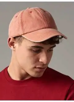 100% Algodón peinado lavado. Gorra diseño de perfil bajo con 6 paneles, estilo vintage, visera precurvada, ojales bordados para una mayor transpirabilidad, cierre con hebilla efecto latón, talla única. Etiqueta extraíble.