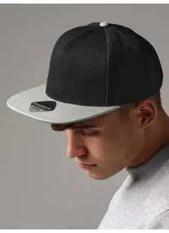 100% polyester. Casquette 5 panneaux, visière plate, dessous de visière vert, (en couleur BLKBB seulement sous-visière noir) ajustable par réglette plastique rétro snapback, taille unique. Étiquette amovible.