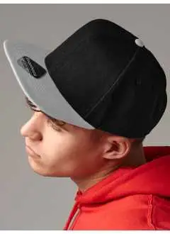 100% Polyester Twill. Étiquette détachable TearAway, facile à ré-étiqueter, 6 panneaux, Panneaux frontaux structurés, Visière plate, Autocollant authentique sur la visière, OEillets de ventilation, Ajustable par réglette plastique rétro Snapback.