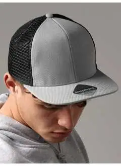 Panneau avant et visière 100% Sergé de Polyester. Panneaux arrières en maille filet 100% Polyester. Étiquette détachable TearAway, facile à ré-étiqueter, 6 panneaux, panneaux frontaux structurés, visière plate, autocollant authentique sur la visière, ajustable par réglette plastique rétro Snapback.