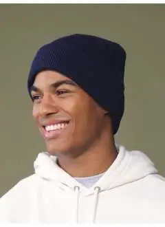 100% Coton biologique. Ce bonnet combine résistance et confort grâce au tissu épais de qualité supérieure. L’usinage à double couche offre plus de structure tandis que le design du rabat et l’étiquette amovible facilitent la personnalisation.