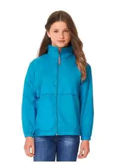 100% nylon impermeabile taffeta. K-way richiudibile nella tasca interna, con cappuccio richiudibile nel collo, cordoncino regolabile nell'orlo inferiore.