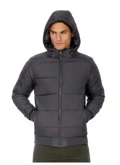 taffetas 300T 100% polyester. Blouson style Bomber avec capuche matelassée amovible et réglable étanche à la puie, couche extérieure respirante et coupe-vent. Col montant, doublure intérieure contrastée. Convient à toutes les techniques d'impression et de broderie. deux poches zippées et une poche portefeuille intérieure.