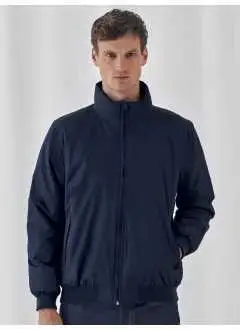 100% poliéster Pongee. Chaqueta acolchada impermeable y cortaviento. Capucha oculta ergonómica y regulable con elásticos y topes, 2 bolsillos delanteros con cremallera y un bolsillo interior.