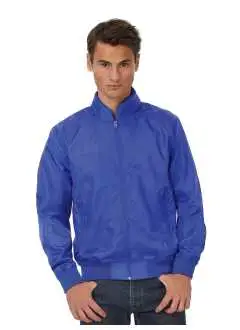 100% tafetán de poliéster. Chaqueta ligera, impermeable con revestimiento de CA, transpirable y cortaviento. Capucha ergonómica oculta en el cuello, mangas acanaladas con elastán, 2 bolsillos con cremallera, 1 bolsillo interior.