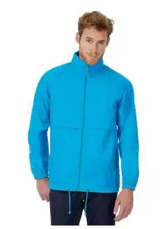 100% nylon taffetà. K-Way antivento e idrorepellente, chiusura a zip intera con tirante, cappuccio regolabile, giacca richiudibile nella tasca destra con zip bidirezionale.