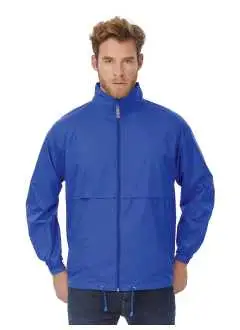 Taffetas 100% nylon déperlant. Coupe-vent doublé avec capuche intégrée dans le col. Doublure corps filet 100% polyester et manches taffetas 100% polyester. 2 poches zippées dont une  intégrant le système de pliage k-way®.