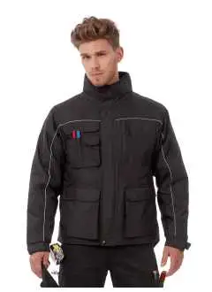 100% poliéster. Chaqueta impermeable de 5000 mm, a prueba de viento, capucha oculta en el cuello, estructura ergonómica, ligeramente más larga en la parte posterior, protección contra el frío, detalles reflectantes tanto en la parte delantera como trasera, adecuado para cualquier técnica de impresión y bordado en todos los área, 12 bolsillos de municiones.