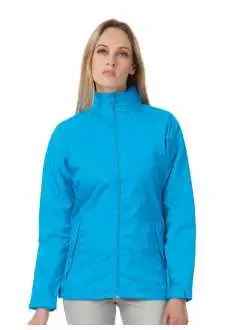 100% poliestere taffetà. Giacca antivento, idrorepellente e anti-pilling, con rivestimento traspirante, colletto rialzato, orlo inferiore e polsini regolabili, rivestimento PU, doppie cuciture sulle spalle, due tasche frontali con zip, adatta a tutte le tecniche di stampa e ricamo.