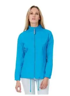 100% nylon taffetà. Giacca K-Way antivento e idrorepellente, chiusura a zip intera con tirante, cappuccio regolabile, giacca richiudibile nella tasca destra con zip bidirezionale.