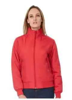 100% pongé de polyester. Blouson femme Imperméable et coupe-vent. Capuche réglable ergonomique cachée dans le col, cordon élastique et stoppers, 2 poches zippées.