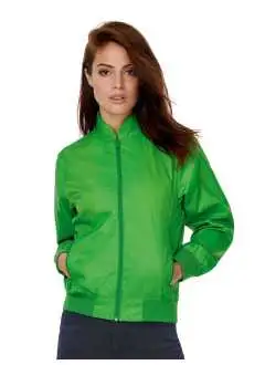 100% polyester taffetas. Bomber léger avec revêtement waterproof, respirant et coupe-vent. Capuche ergonomique dissimulée dans le col, poignets en côte avec élasthanne. Doublure intérieure contrastée, 2 poches zippées.