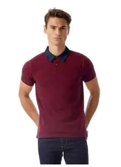 100% cotone ring-spun piqué. Polo a maniche corte, set-in, colletto in denim, due bottoni in ottone anticato, cuciture di colore contrastante e spacchetti laterali con dettagli interni in denim. Struttura con cuciture laterali. Col. DH933: 90% cot. 10% vis.