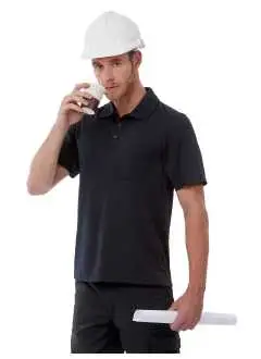 100% polyester. Polo en maille piquée, tissu Cool Dry, poche appliquée côté coeur, col dans le même tissu, 3 boutons ton sur ton. Coutures latérales avec fentes en bas. Coutures doubles et renforcées.