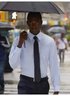 70% algodón, 30% poliéster. Camisa manga larga en tejido Oxford, Easy Care, botón en el cuello, bolsillo recto a la izquierda del pecho, puños redondos ajustables de 2 botones conorificios de botones adicionales para gemelos, botones con efecto nácar y costura cruzada (excepto Azul Oxford: botones blancos denácar). Último orificio de botón horizontal, dobladillo inferior redondo con refuerzos laterales.