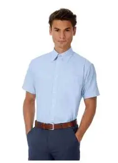 70% algodón peinado 30% poliéster. Camisa calidad Oxford con un verdadero acabado Easy Care, botón en el cuello, bolsillo recto a la izquierda del pecho, puños estrechos, botones con efecto nácar y costura cruzada (excepto Azul Oxford: botonesblancos de nácar). Canesú posterior con 2 pliegues laterales y pespuntes modernos, dobladillo inferior redondo con refuerzos laterales, 2 botones de repuesto, pisa corbatas.
