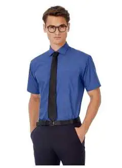 100% coton peigné. Chemise manches courtes facile à entretenir avec poche côté coeur. Col à bouton unique. Poche côté coeur, ourlet aux manches, boutons nacrés cousus en croix. Dernier bouton avec boutonnière horizontale. Dos avec d'élégantes pinces double piqure,sur les omoplates, bas arrondi avec des renforts latéraux carrés. 1 bouton de réserve. Lavable à 50°C.