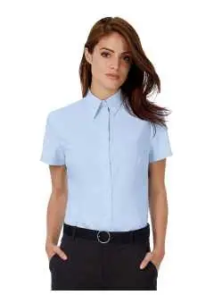 70% algodón peinado, 30% poliéster. Camisa en Tejido Oxford, con un verdadero acabado Easy Care, cuello femenino, puños estrechos, pinzas en el busto y espalda para un corte ajustado, botones con efecto nácar y costura cruzada (excepto AzulOxford: botones blancos de nácar). Último orificio de botón horizontal, bajo redondo moderno, 1 botón de repuesto.